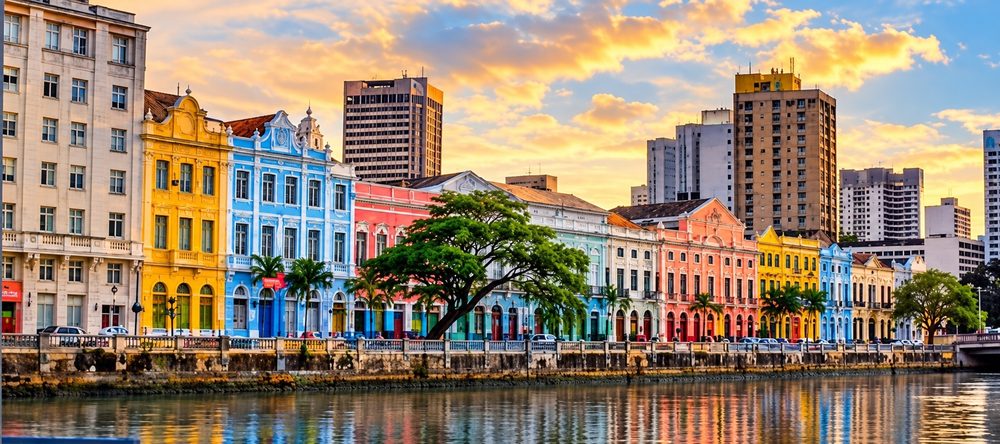 Casario colorido às margens do rio Capibaribe, no Recife